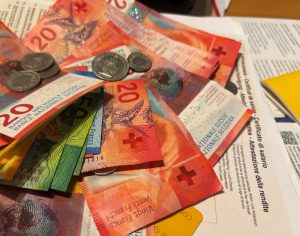 Lire la suite à propos de l’article Travailler à plein temps et rester pauvre: la fin des salaires minimaux