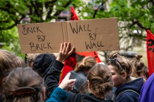Lire la suite à propos de l’article Manifestation « Entre nous pas de frontières » : le POP et les Jeunes POP appellent à se mobiliser le 26 septembre à Berne (14h00 – Schützenmatte)